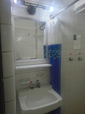Comfort Double or Twin Room, City View | Bathroom - Hotel Atlanta (Mexico City)