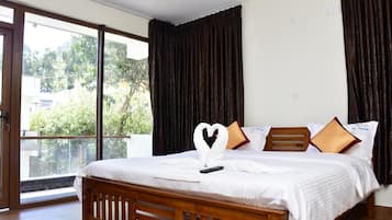 Room, Balcony, Mountain View | Laptop workspace, soundproofing, iron/ironing board, free WiFi