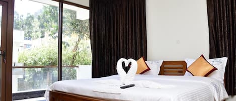 Room, Balcony, Mountain View | Laptop workspace, soundproofing, iron/ironing board, free WiFi