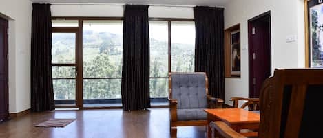 客房, 阳台, 花园景观 | 笔记本电脑工作区、隔音、熨斗/熨衣板、免费 WiFi