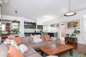 Smart TV - South Fremantle Elegant Beach Retreat (South Fremantle)