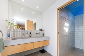 Shower, hair dryer, towels, soap - South Fremantle Elegant Beach Retreat (South Fremantle)