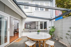 Outdoor dining - South Fremantle Elegant Beach Retreat (South Fremantle)