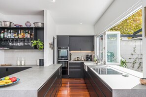 Fridge, microwave, oven, stovetop - South Fremantle Elegant Beach Retreat (South Fremantle)
