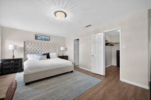 4 bedrooms, iron/ironing board, travel crib, free WiFi - World Cup Near AT&T, Six Flags, Joe Pool Lake - DFW Sweet Retreat (Grand Prairie)