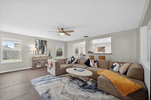 Smart TV - World Cup Near AT&T, Six Flags, Joe Pool Lake - DFW Sweet Retreat (Grand Prairie)