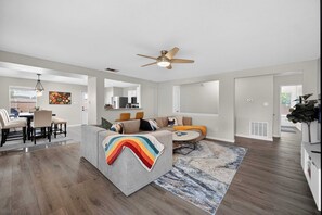 Smart TV - World Cup Near AT&T, Six Flags, Joe Pool Lake - DFW Sweet Retreat (Grand Prairie)