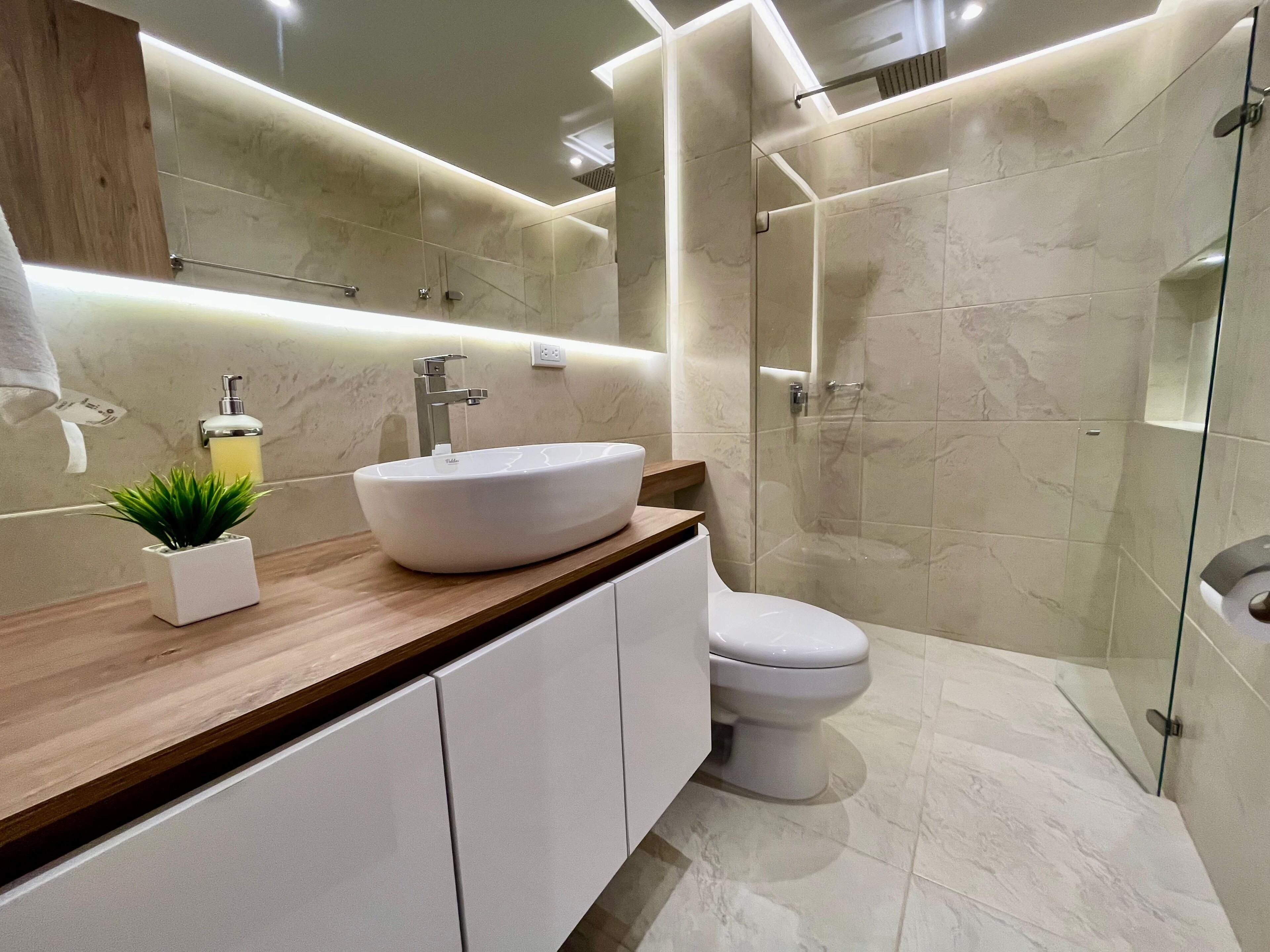 Toallas, jabón, papel de baño 