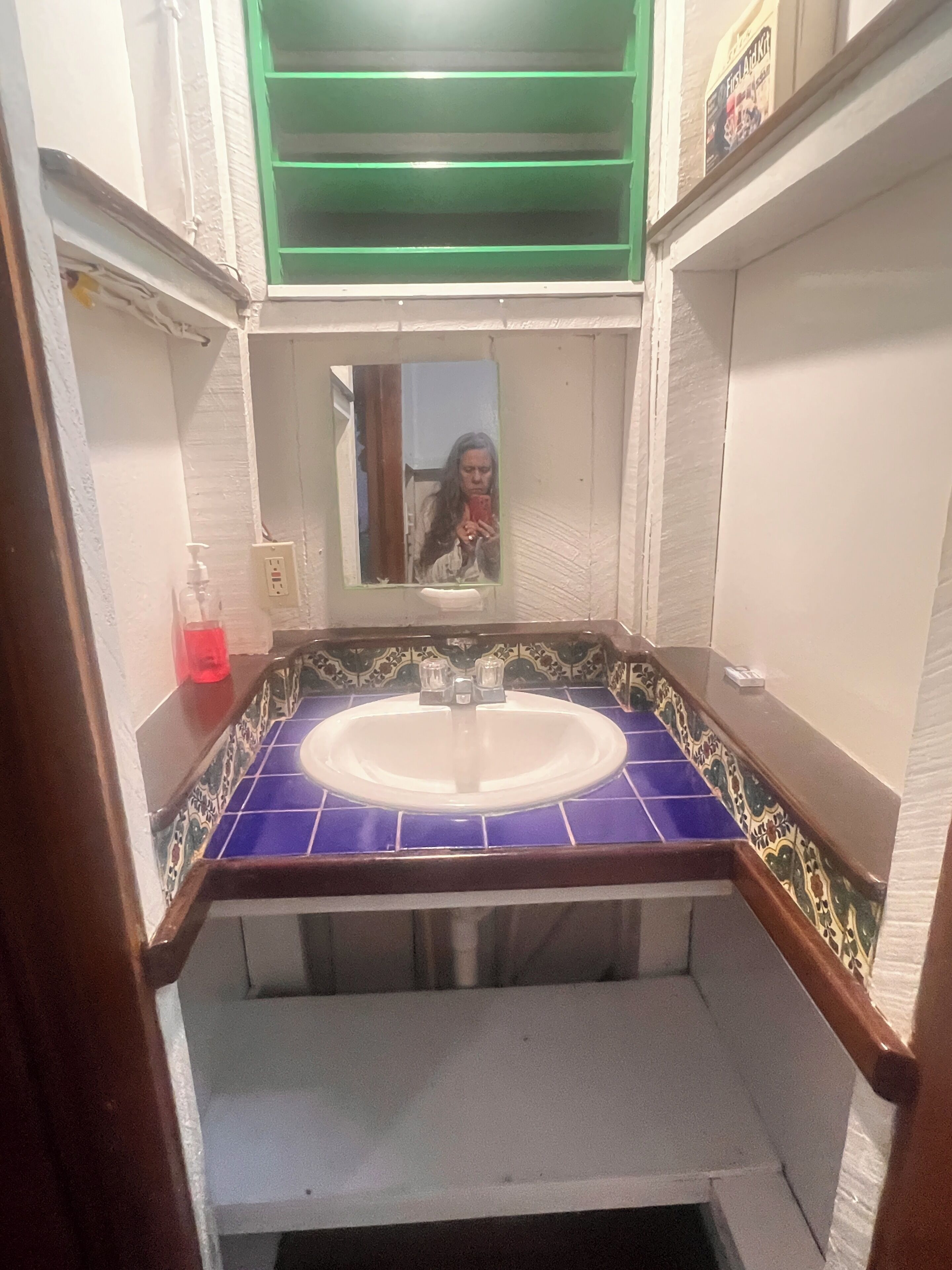 Chuveiro, secador de cabelo, toalhas de banho, sabonete