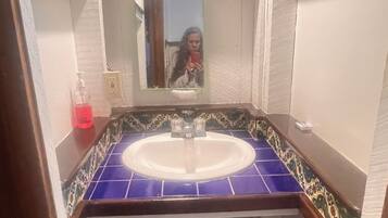 Chuveiro, secador de cabelo, toalhas de banho, sabonete