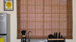 Une cuisine équipée d’un réfrigérateur en acier inoxydable, d’un évier et d’une cuisinière.