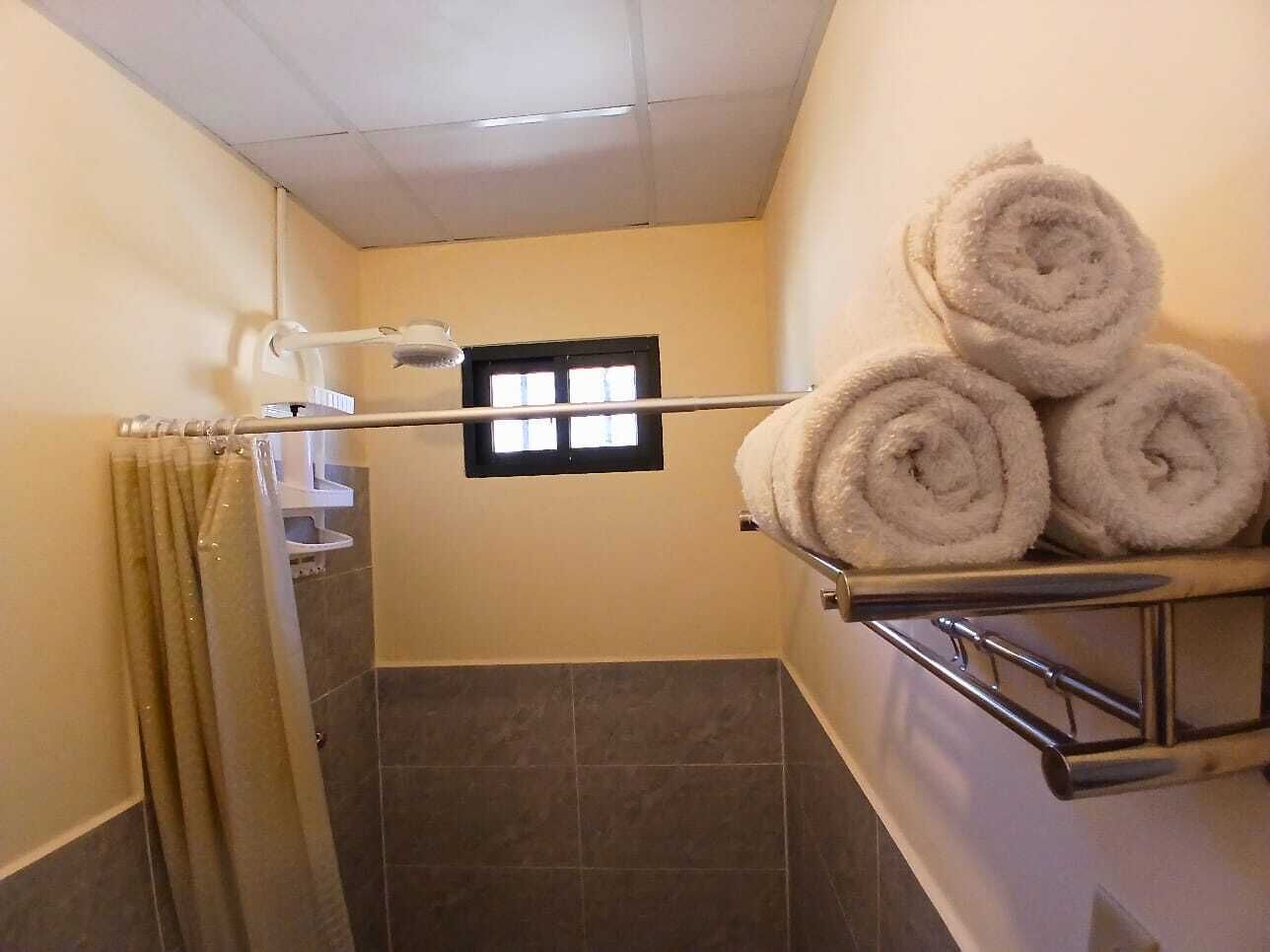 Douche, serviettes fournies, savon, papier toilette