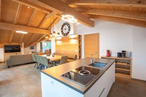 Comfort appartement, 4 slaapkamers | Privékeuken | Een koelkast, een oven, een vaatwasser, een koffiezetapparaat/waterkoker
