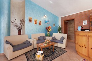 Lobby - Mediterranean Holiday Home for 4 (Ricadi)