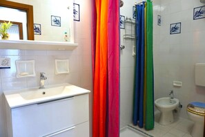 Classic-Apartment, 2 Schlafzimmer | Badezimmer | Dusche