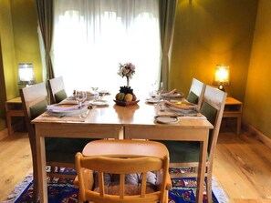 디럭스 스위트, 발코니, 계곡 전망 | 다이닝