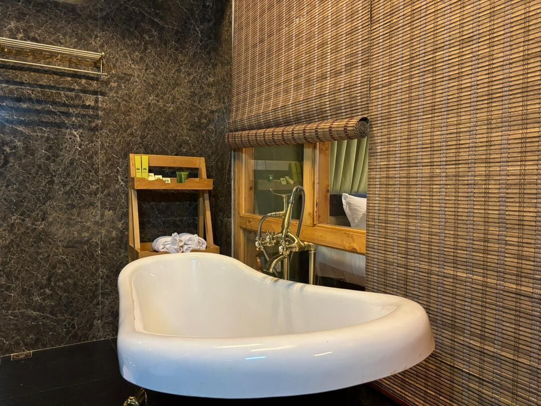 Deluxe Suite, Balcony, Valley View | Bathroom