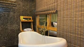 Deluxe Suite, Balcony, Valley View | Bathroom