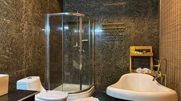 Deluxe Suite, Balcony, Valley View | Bathroom