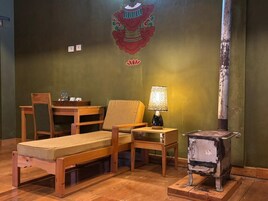 Escritorio, espacio para trabajar con laptop y wifi gratis 