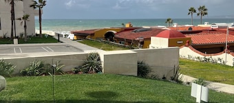 Beautiful 2-bedroom condo in Rosarito with beach view + Pool & Jacuzzi.