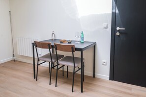 Basic Apartment | Seterika/papan seterika, Wi-fi percuma 