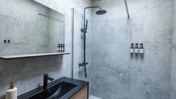 Basic Apartment | Shared bathroom