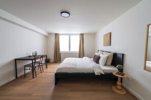 A bedroom with a bed, a desk, and a chair. - Relaxing 2 Private Rooms Close to Center (Ghent)