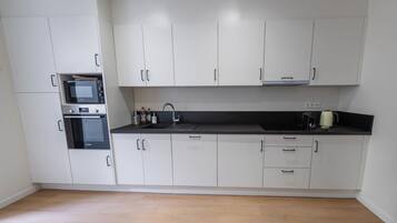 Basic Apartment | Shared kitchen