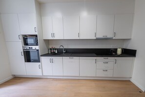 Apartamento básico | Cocina compartida | Frigorífico, microondas, horno y placa de cocina