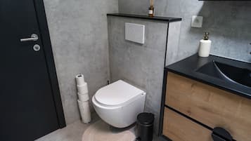 Basic Apartment | Shared bathroom