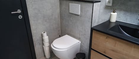 Basic Apartment | Shared bathroom