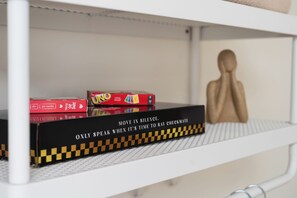 A shelf with books and a wooden figure. - Cozy 3 Private Rooms Near to City Center (Ghent)