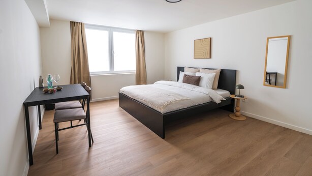 A bedroom with a bed, bedside table, and a window with curtains. - Cozy 3 Private Rooms Near to City Center (Ghent)