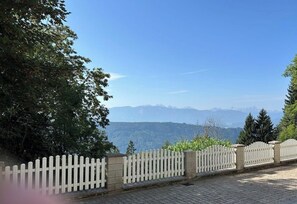 Property grounds - Unique villa at 950m with stunning views of Lake Ossiach & Karawanken. (Bodensdorf)