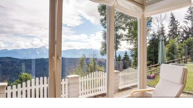 Un espace extérieur aménagé, abrité et offrant une vue sur les montagnes.