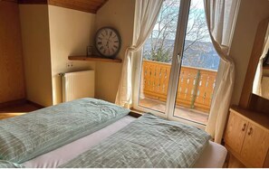 Room - Unique villa at 950m with stunning views of Lake Ossiach & Karawanken. (Bodensdorf)
