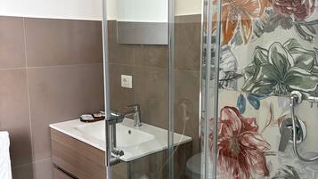 Familien-Vierbettzimmer | Badezimmer