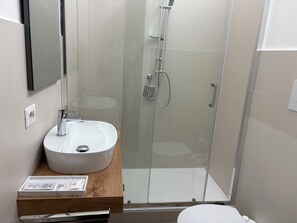 Phòng đôi tiện nghi đơn giản, quang cảnh thành phố | Phòng tắm