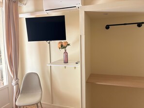 Phòng đôi tiện nghi đơn giản, quang cảnh thành phố | Nội thất