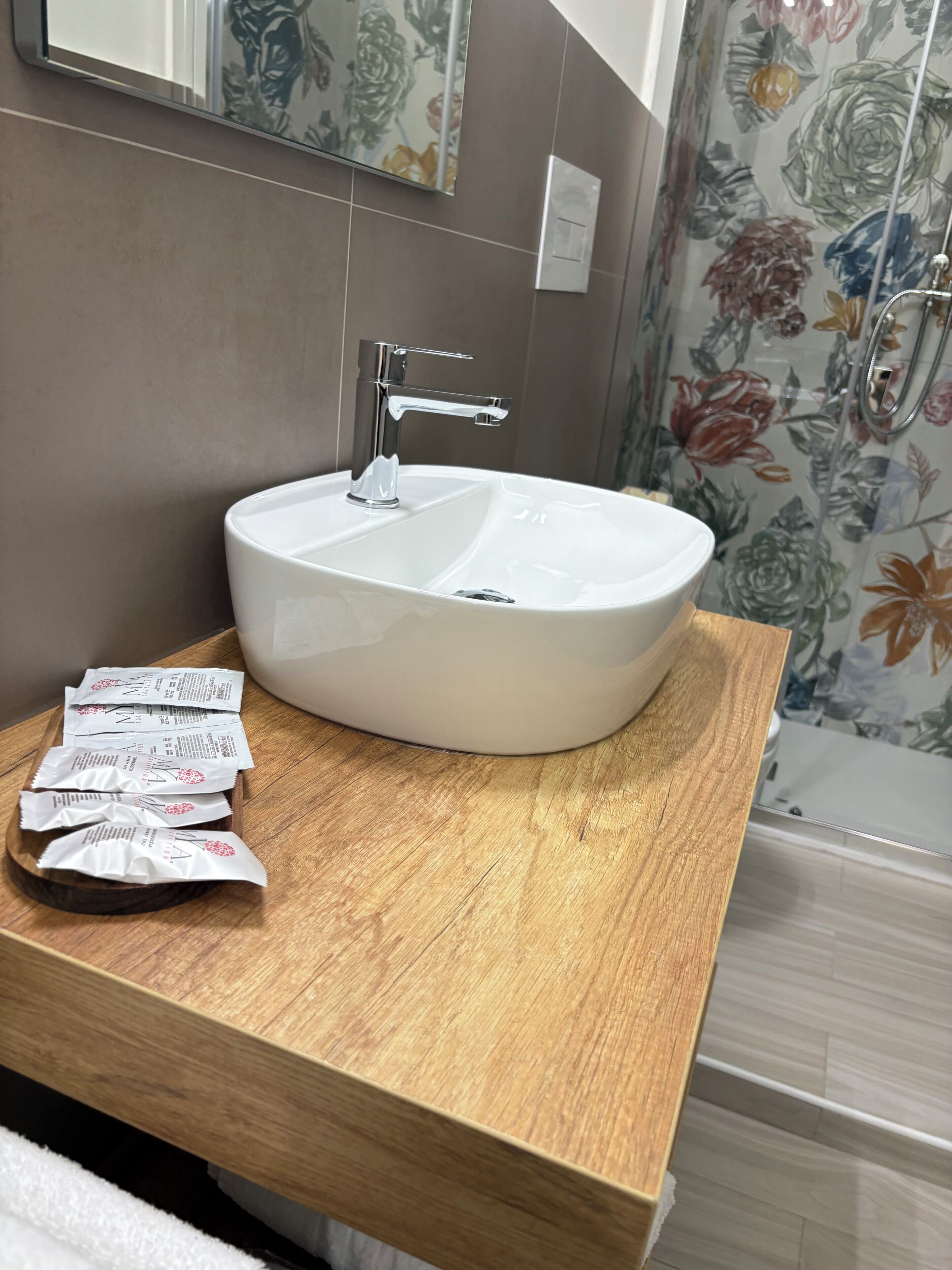Deluxe-Zimmer | Badezimmer | Kostenlose Toilettenartikel, Hausschuhe, Handtücher, Seife