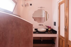 Superior Twin kamer, balkon, uitzicht op tuin | Badkamer