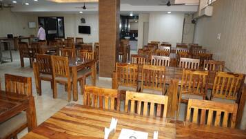 Chambre Deluxe Double ou avec lits jumeaux, vue ville | Restauration