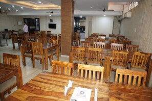 Deluxe kamer, 1 twee- of 2 eenpersoonsbedden, uitzicht op stad | Dineren