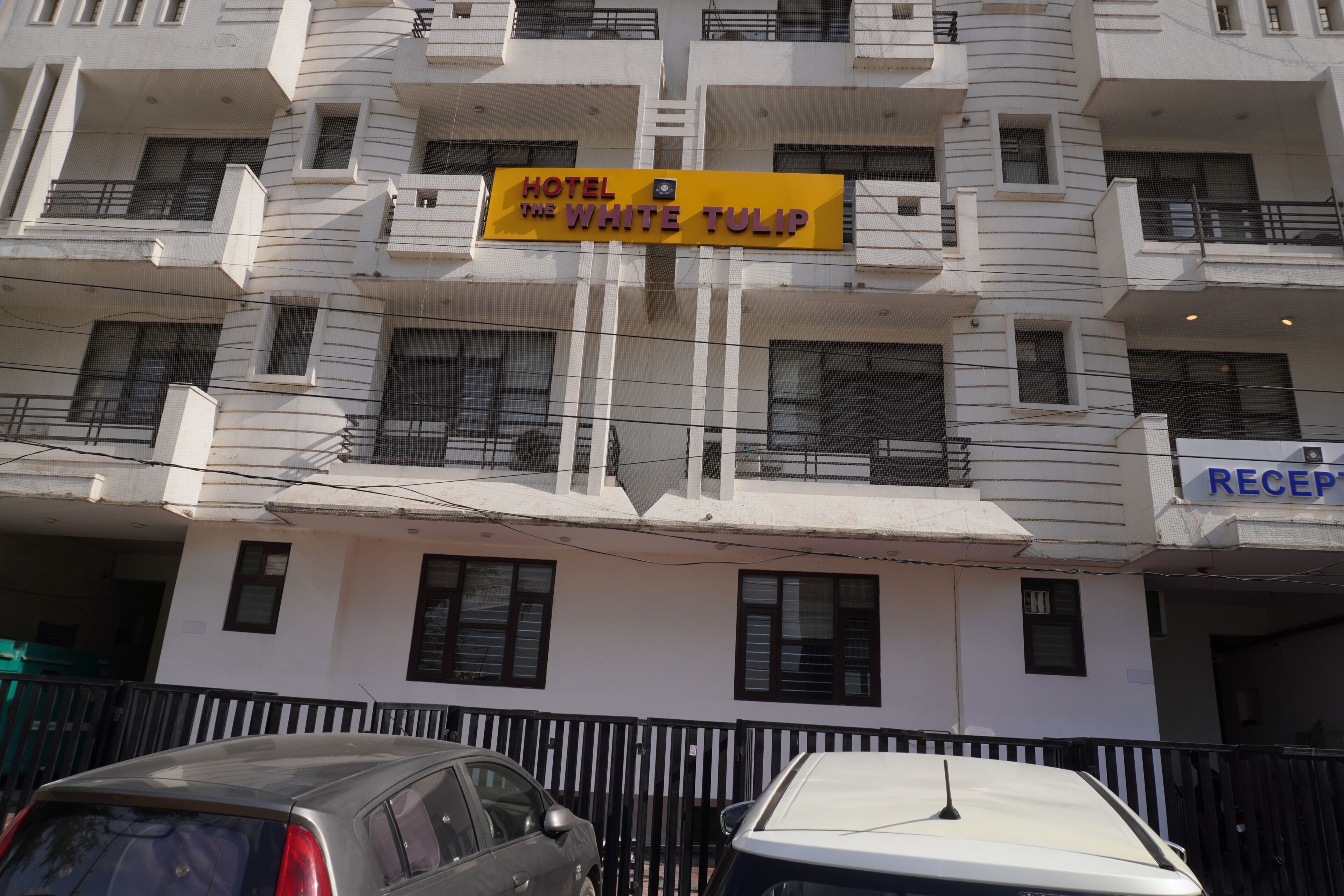 Um edifício de hotel com uma placa indicando 'Hotel The White Tulip'.