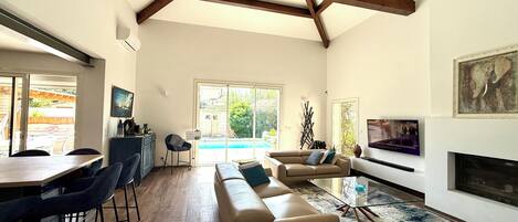 Smart TV, fireplace, DVD player, books