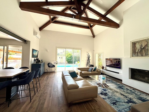Spacious, bright, fully renovated villa in an excellent location.