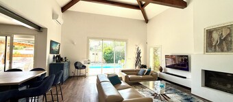 Spacious, bright, fully renovated villa in an excellent location.