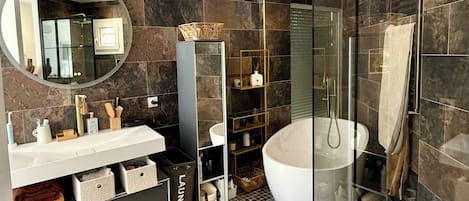Dusche, Haartrockner, Handtücher, Seife
