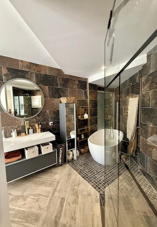 Shower, hair dryer, towels, soap. Spacious, bright, fully renovated villa in an excellent location.